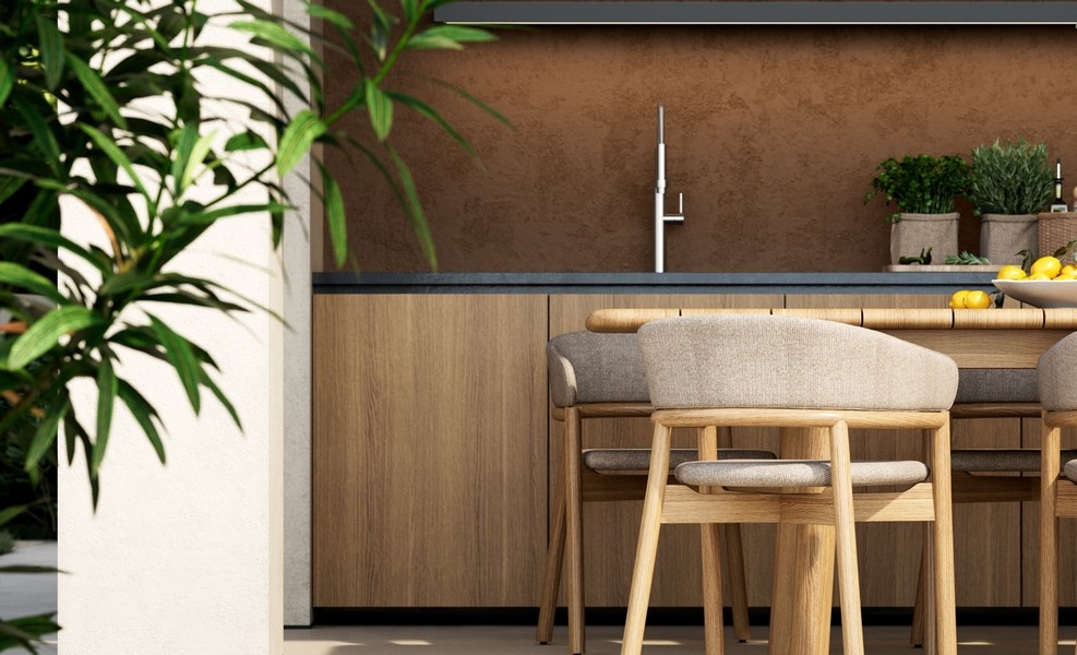 Venkovní kuchyně s barovými židlemi