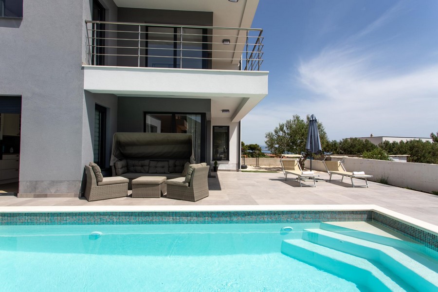 Výhled na moře z domu H1720 na prodej v Kaštela ve Splitské oblasti v Chorvatsku.