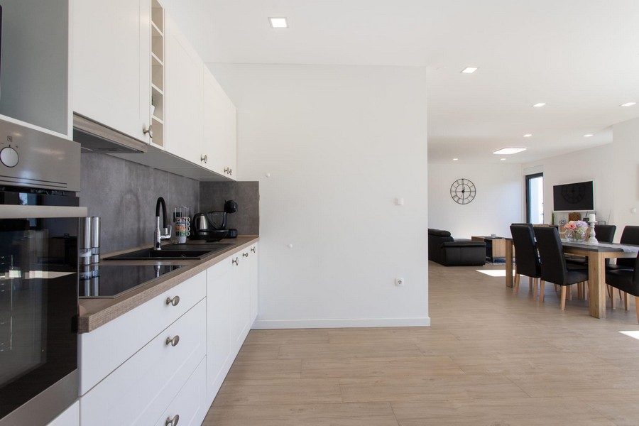 Výhled na moře z vily H1720, která je na prodej v Kaštela, Chorvatsko.