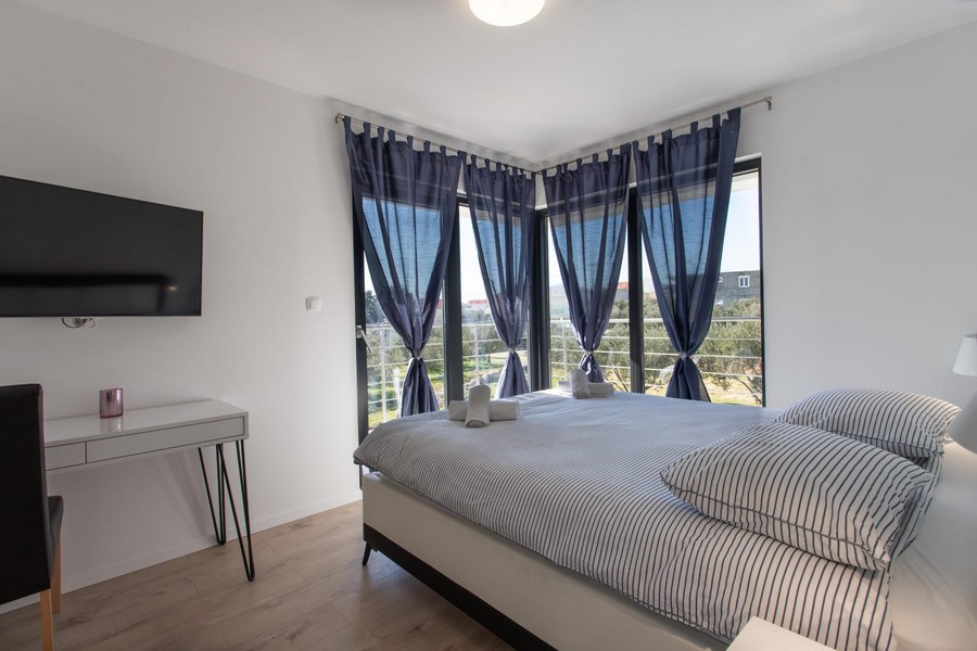 Obytný prostor s velkou prosklenou přední částí pozemku H1720, Kaštela, Chorvatsko.