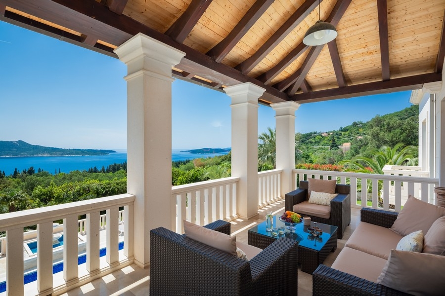 Krytá terasa s posezením a výhledem na moře