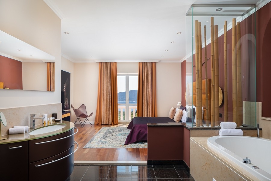 Ložnice s vlastní koupelnou a výhledem na moře