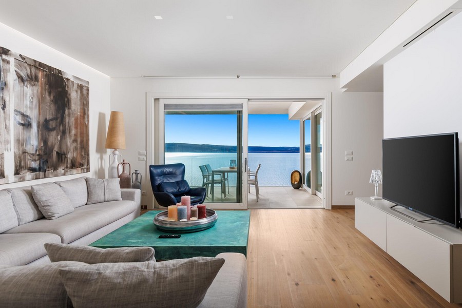 Obývací pokoj se vstupem na terasu a výhledem na moře