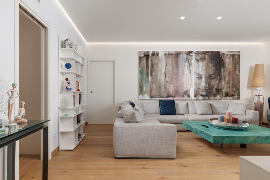 Obývací pokoj s designovým nábytkem a dřevěnými podlahami