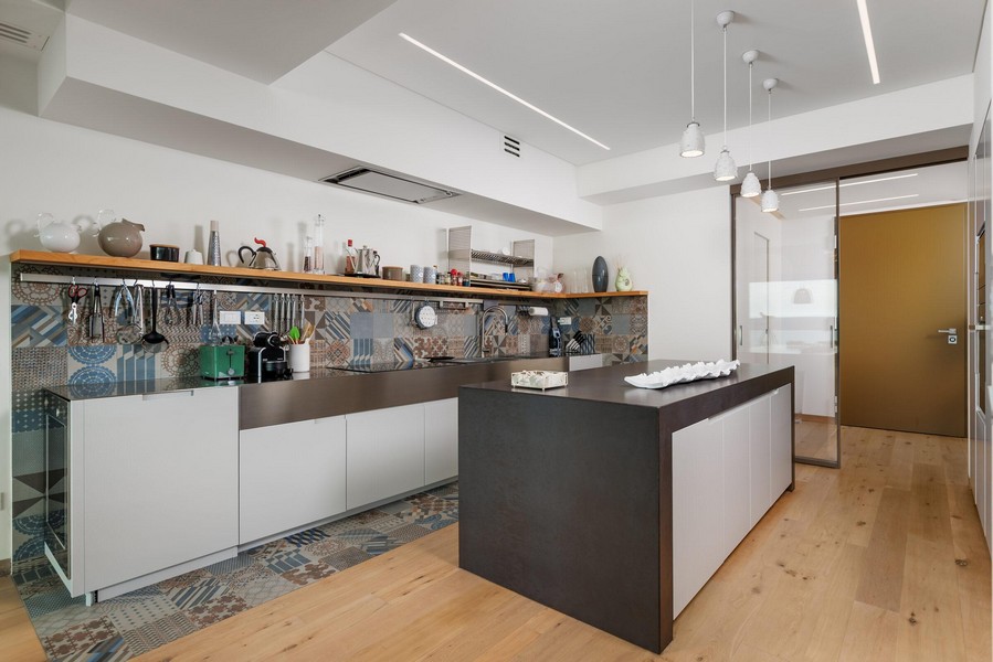 Moderní kuchyně s ostrůvkem na vaření