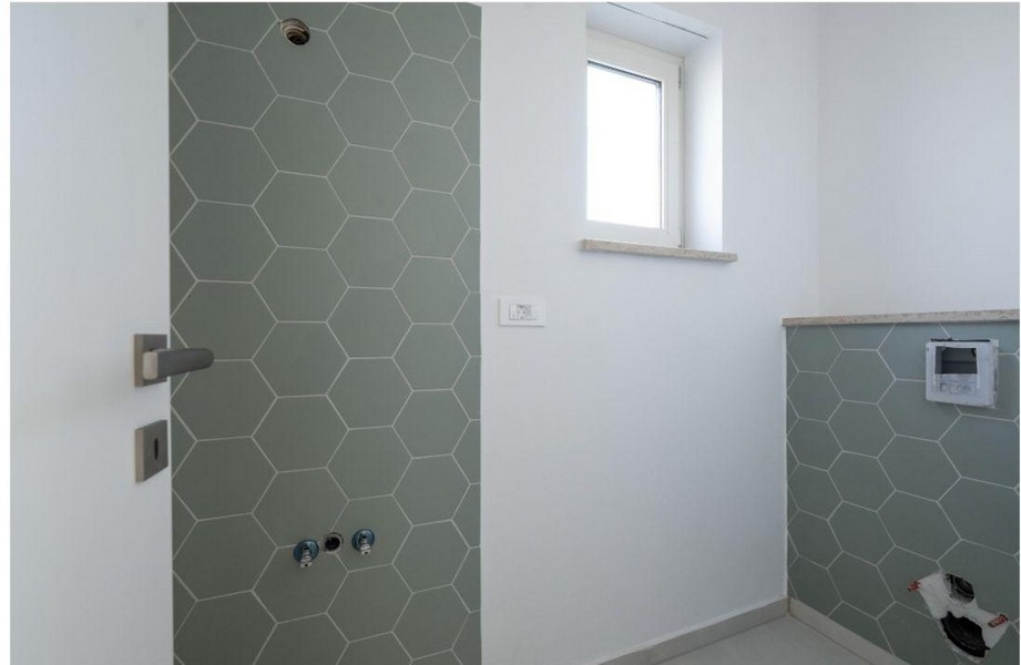 Moderní kachlová koupelna s oknem