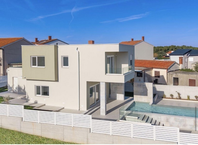 Moderní vila s bazénem a terasou v Chorvatsku