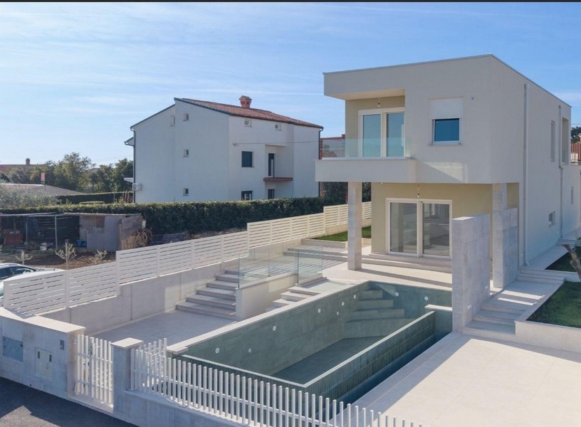 Nově postavený dům s bazénem a balkonem v blízkosti moře