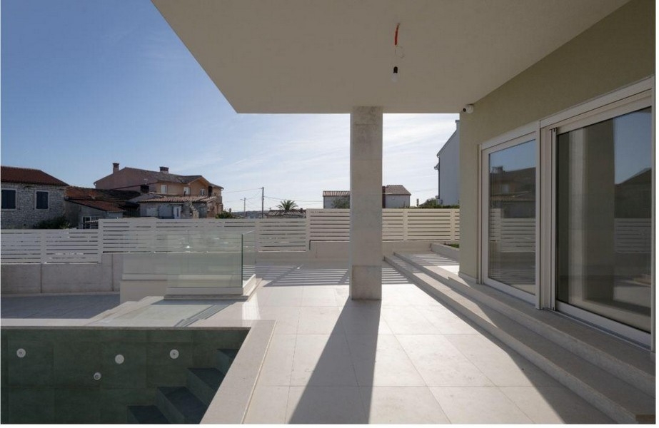 Terasa s bazénem a schodištěm