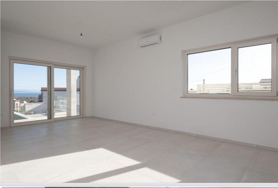 Světlý obývací pokoj s velkými okny