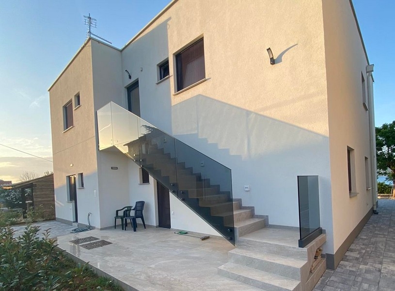 Zadní část vily H3804 v Chorvatsku - Panorama Scouting.