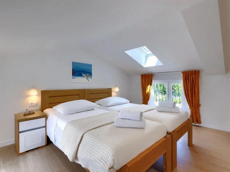 Podkrovní ložnice se dvěma samostatnými lůžky