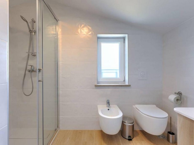 Moderní koupelna se sprchovým koutem, toaletou a bidetem