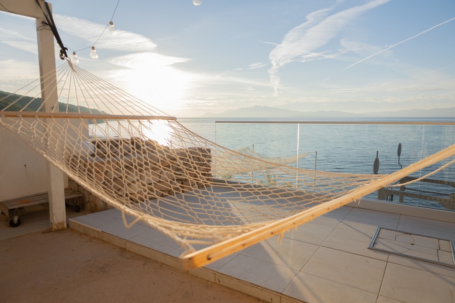 Houpací síť na terase přímo u vody