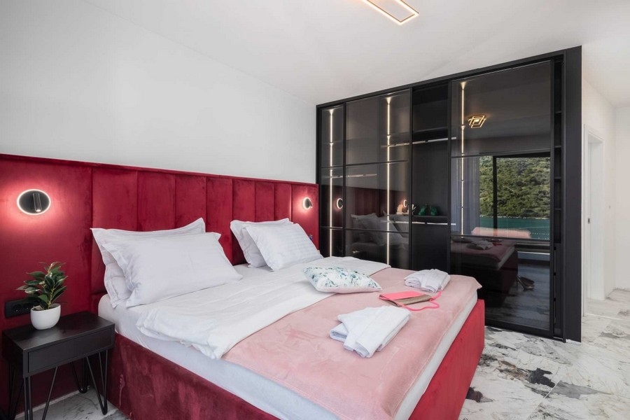 Ložnice s vestavěnou skříní a výhledem na vodu