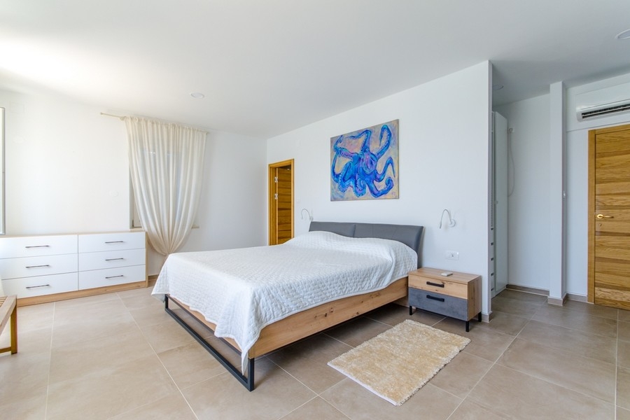 Ložnice s manželskou postelí a komodou