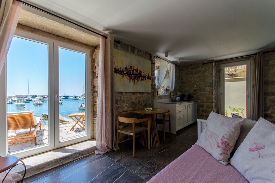 Obývací pokoj s výhledem na přístav a moře