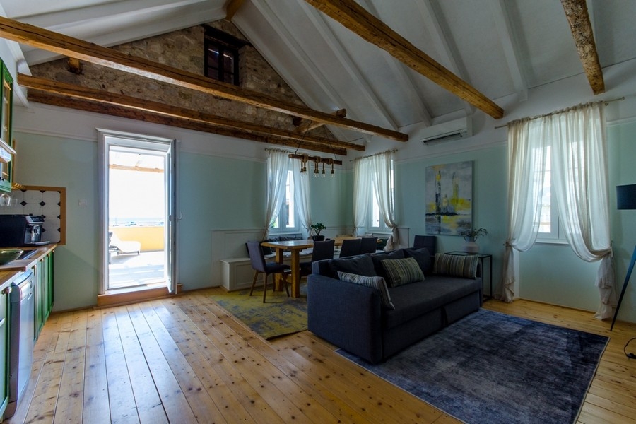 Světlý obývací pokoj se vstupem na terasu