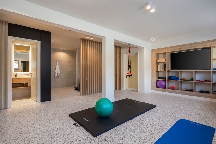 Tělocvična v suterénu vily