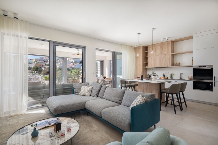 Otevřený obývací prostor s kuchyní a velkým oknem
