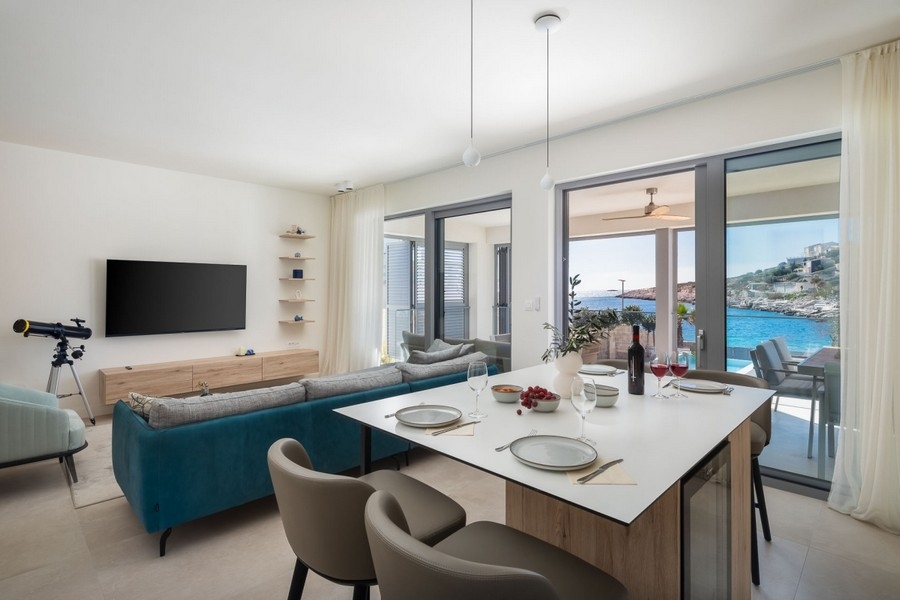 Obývací pokoj s výhledem na moře a vstupem na terasu