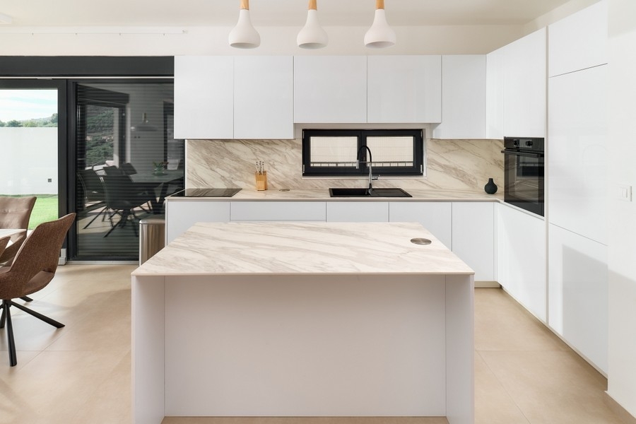 Světlá kuchyně s varným ostrůvkem a vysoce kvalitním vybavením