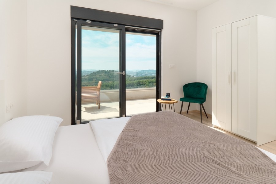 Ložnice s výhledem na moře s moderním nábytkem