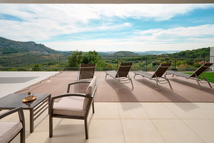 Pohled na terasu vily H3813 nedaleko Splitu v Chorvatsku - Panorama Scouting.