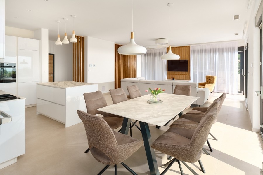 Obývací pokoj s moderním posezením a výhledem do krajiny