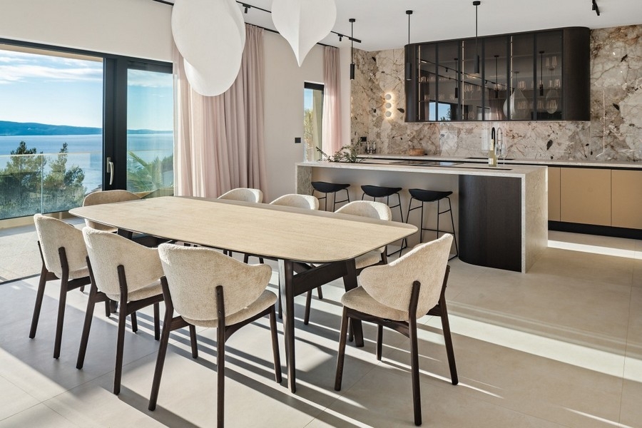 Designová kuchyně se zadní stěnou z přírodního kamene a barovým pultem