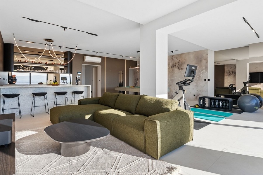 Otevřený obývací a fitness prostor s barem a kulečníkem