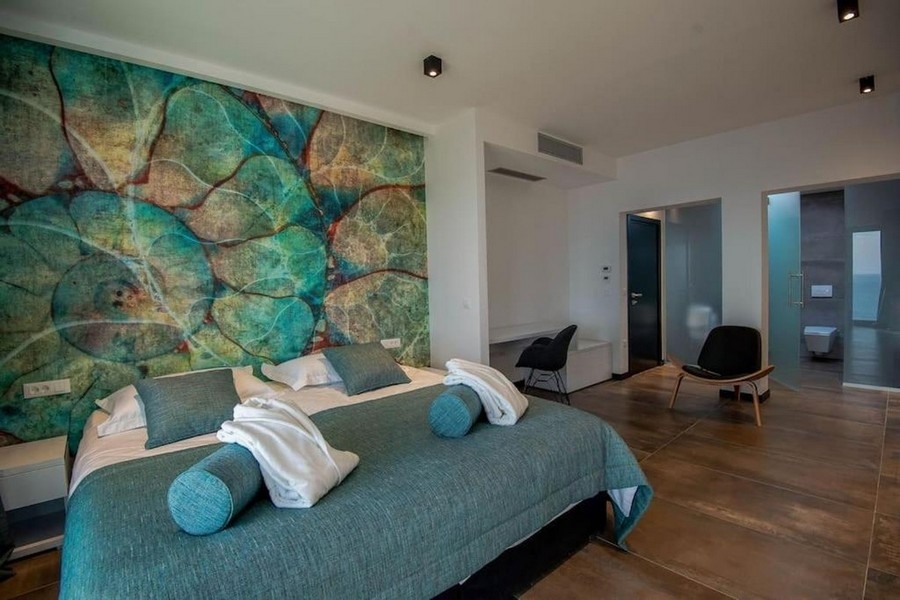 Ložnice s manželskou postelí, design stěn a vlastní koupelna