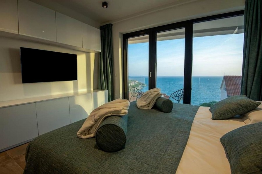 Ložnice s výhledem na moře a přístupem na balkon