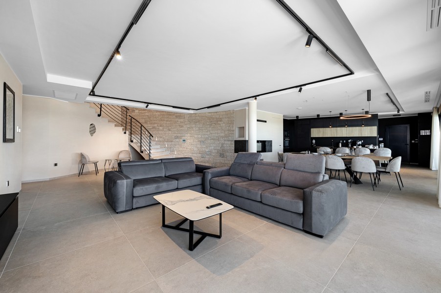 Prostorný obývací a jídelní kout s otevřenou kuchyní