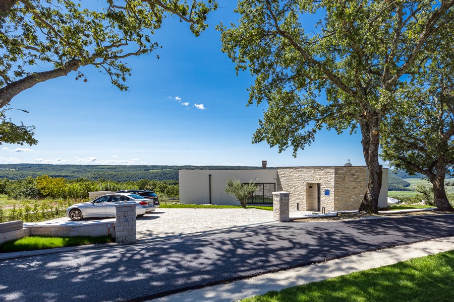 Vjezd s parkovacími místy a fasádou z přírodního kamene v klidné lokalitě