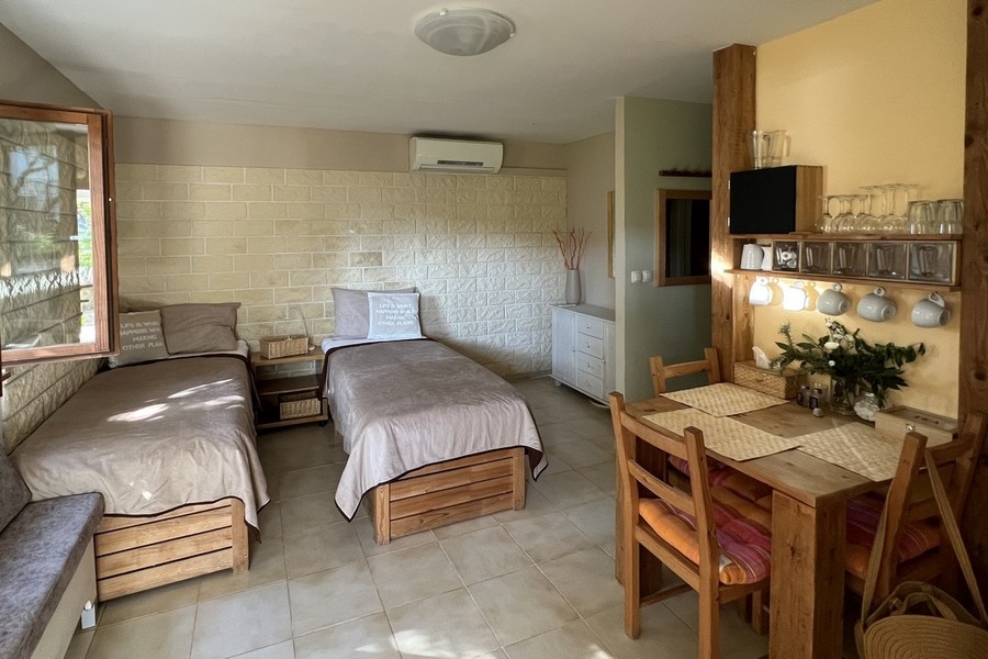 Ložnice se dvěma samostatnými lůžky a malým jídelním koutem