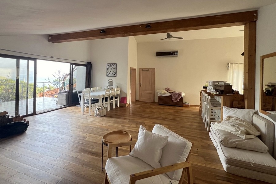 Prostorný obývací pokoj se vstupem na terasu a výhledem na moře