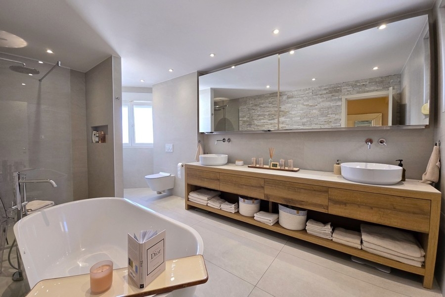 Koupelna s volně stojící vanou a dvojitými umyvadly