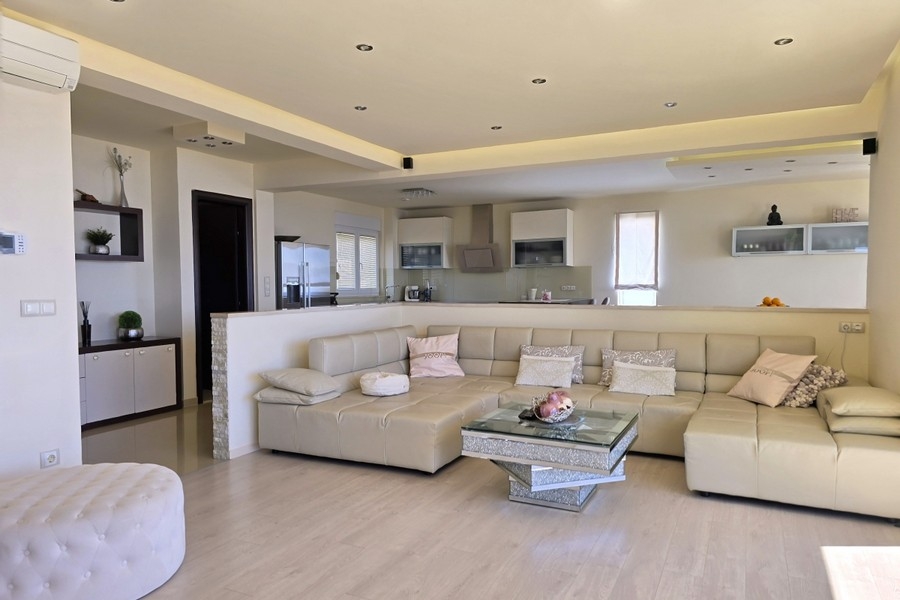 Obývací pokoj s otevřenou kuchyní a moderním designem