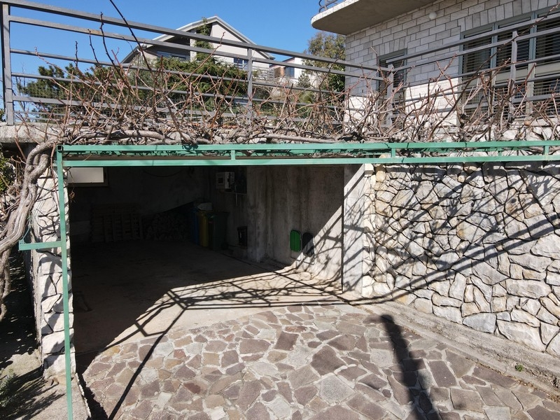 Kryté parkovací stání na pozemku