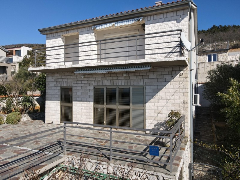 Fasáda domu s balkonem a terasou