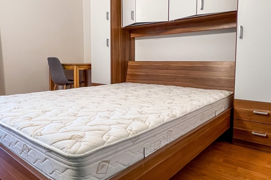 Ložnice s vestavěnou skříní a psacím stolem