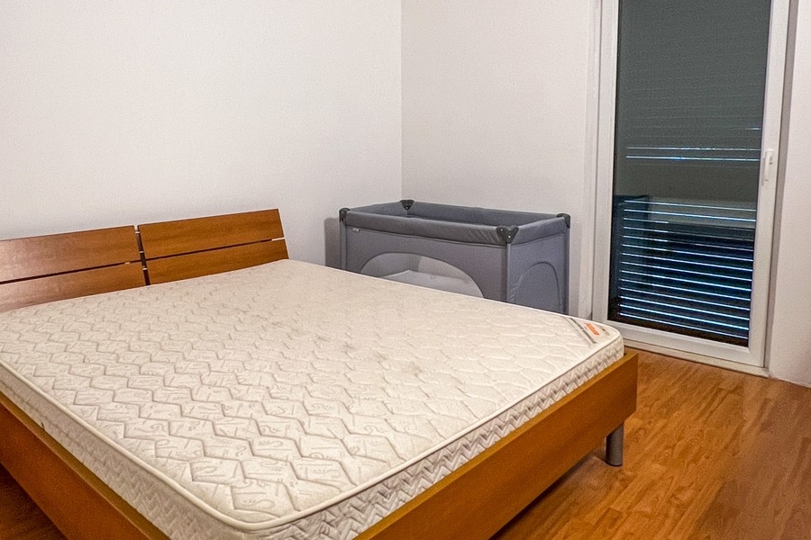 Ložnice s manželskou postelí a vstupem na balkon