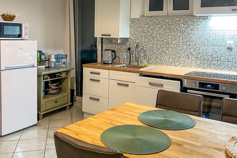 Kuchyň s pracovní plochou a jídelním koutem