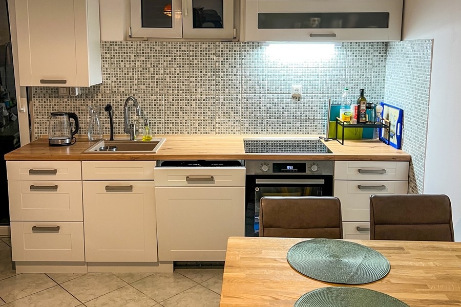 Moderně vybavená kuchyně s varnou deskou a dřezem