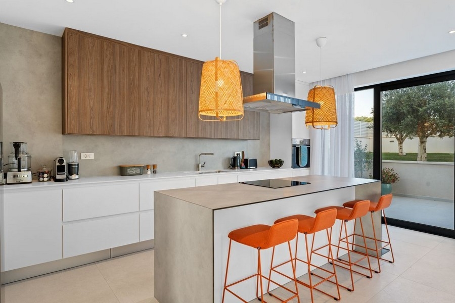 Moderní kuchyně s varným ostrůvkem a kvalitními vestavěnými spotřebiči