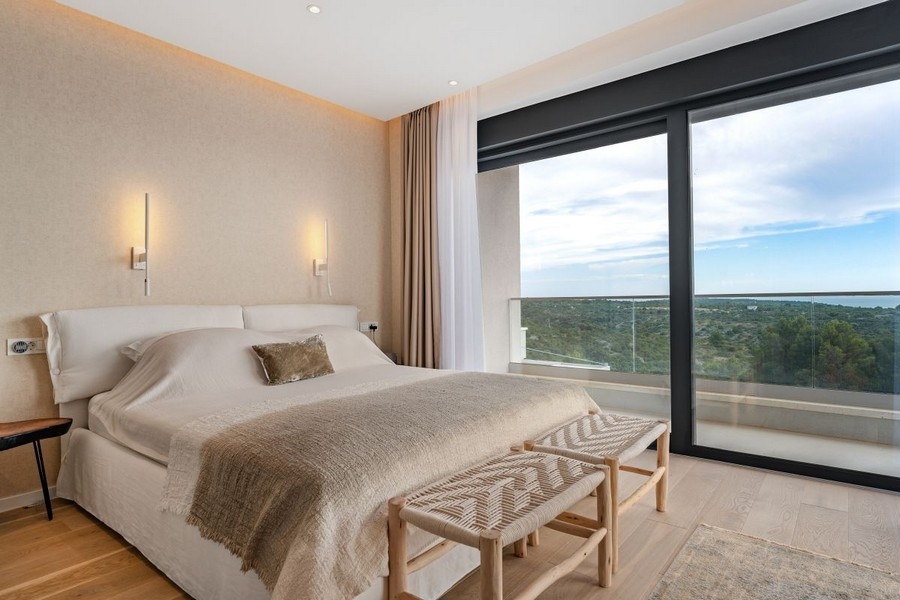 Ložnice s balkonem a krásným výhledem do krajiny a na moře