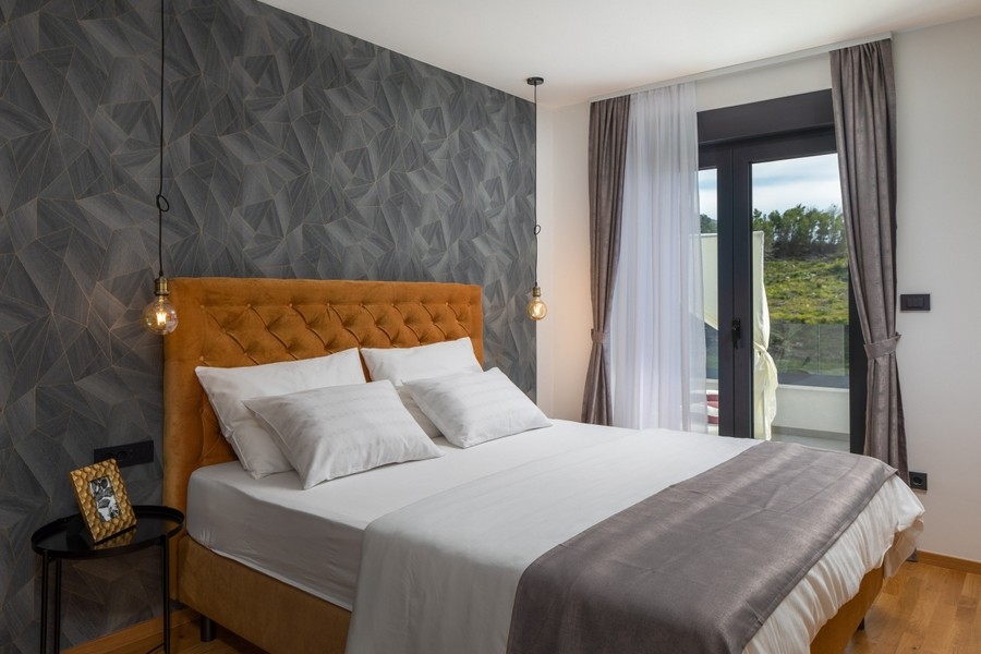 Ložnice s manželskou postelí a vstupem na balkon