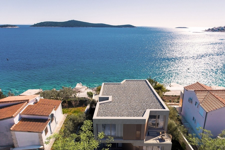 Moderní nově postavená vila v první řadě u moře v Rogoznici