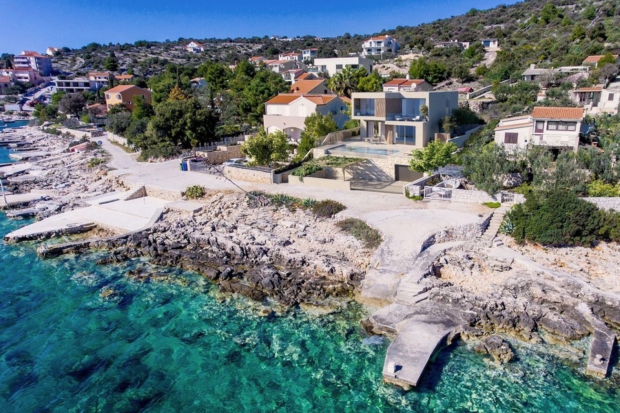 Vila v první řadě k moři s výhledem na pobřeží nedaleko Rogoznice